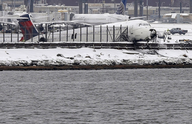 紐約拉瓜迪亞機場一架客機降落時滑出跑道 24人受傷