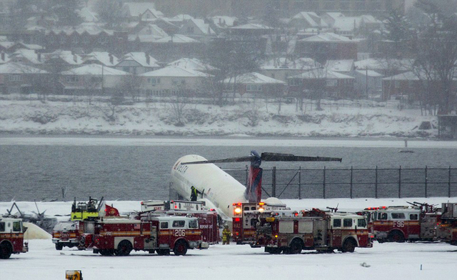 紐約拉瓜迪亞機場一架客機降落時滑出跑道 24人受傷