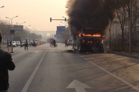 北京海淀一輛公交車6日早晨自燃 無人員傷亡