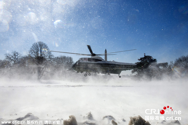 奧巴馬專機起飛時掀起狂風暴雪 媒體記者紛紛躲避