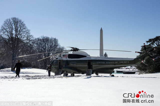 奧巴馬專機起飛時掀起狂風暴雪 媒體記者紛紛躲避