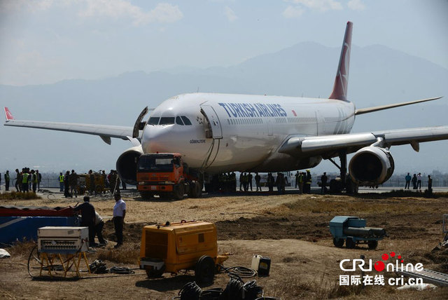 尼泊爾機場用卡車移走滑出跑道的土耳其客機