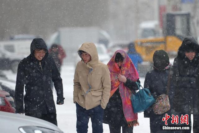 遼寧出現雨雪寒潮大風天氣 市民"武裝"出行