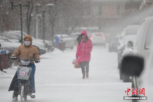 遼寧出現雨雪寒潮大風天氣 市民"武裝"出行