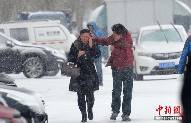 遼寧出現雨雪寒潮大風天氣 市民"武裝"出行