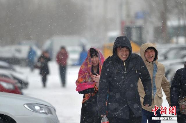 遼寧出現雨雪寒潮大風天氣 市民"武裝"出行