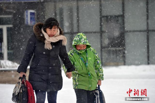 遼寧出現雨雪寒潮大風天氣 市民"武裝"出行