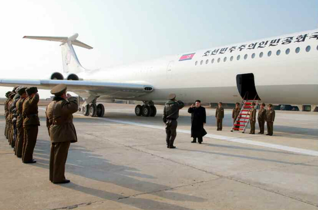 金正恩乘坐專機視察空軍部隊 向軍官夫人贈送化粧品