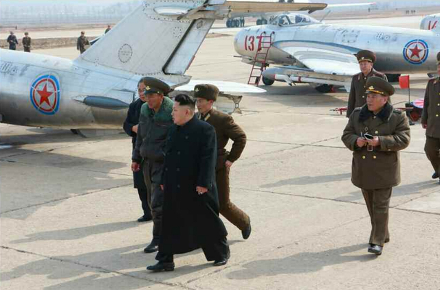 金正恩乘坐專機視察空軍部隊 向軍官夫人贈送化粧品