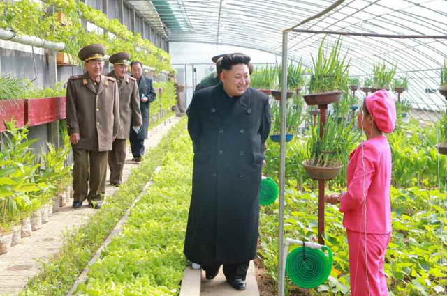 金正恩乘坐專機視察空軍部隊 向軍官夫人贈送化粧品