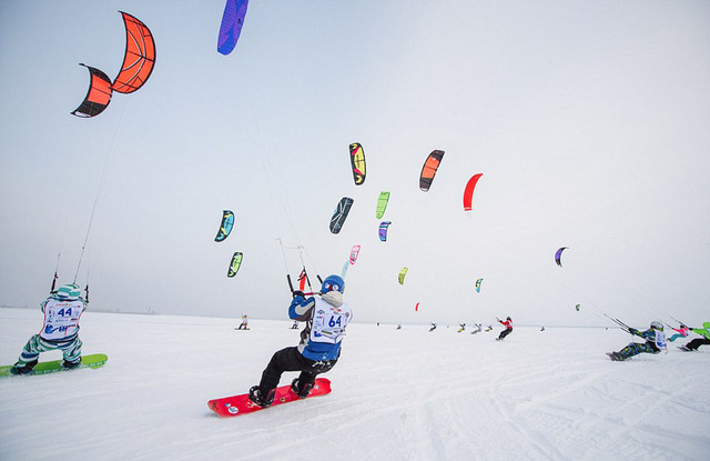 俄羅斯舉辦"雪地風箏"錦標賽 選手隨風競速