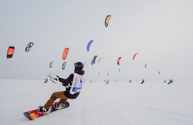 俄羅斯舉辦"雪地風箏"錦標賽 選手隨風競速