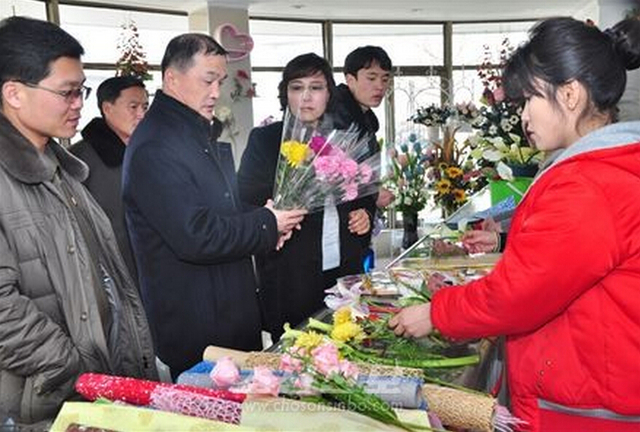 朝鮮婦女節流行男士給女士送禮 化粧品鮮花熱賣