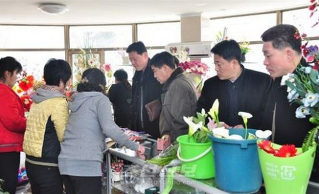 朝鮮婦女節流行男士給女士送禮 化粧品鮮花熱賣