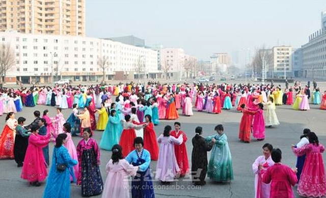 朝鮮婦女節流行男士給女士送禮 化粧品鮮花熱賣