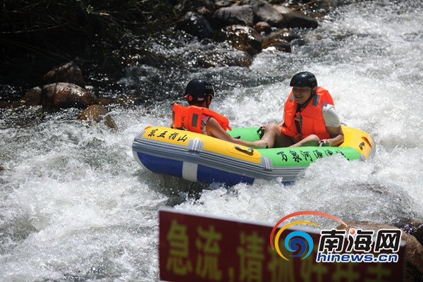 末尾有圖【旅遊房産圖文列表】【即時快訊】清山綠水 激情漂流  感受夏日瓊中清涼  摘要：2017年8月13日，瓊中縣五指山萬泉河漂流，遊客們乘著皮筏激流勇進，水花四濺，一路美景山回水轉，在激情中感受萬泉河水的動感和冰爽。