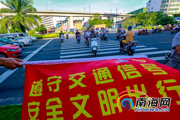 【市縣】【即時快訊】海口志願者路口勸導文明駕駛