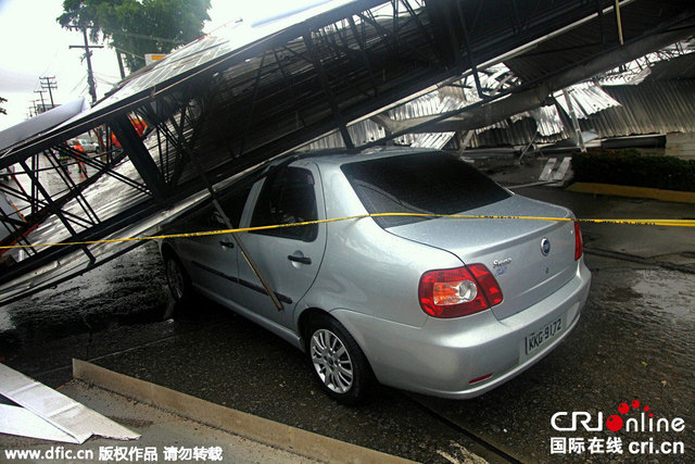 巴西暴風雨吹落廣告牌砸中過往車輛