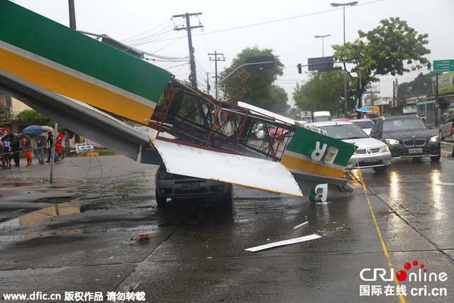 巴西暴風雨吹落廣告牌砸中過往車輛