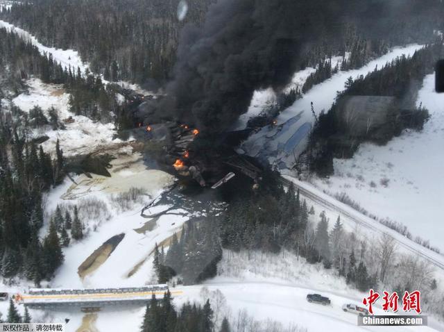 加拿大一列油罐車脫軌 原油泄漏流入河流