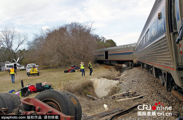 美國一列車與卡車相撞 致至少40人受傷