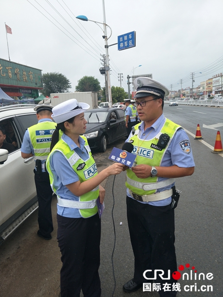 臨沂交警變身“主播”直播交通執法現場_fororder_交通整治現場，臨沂交警進行微直播 高杜娟 攝影