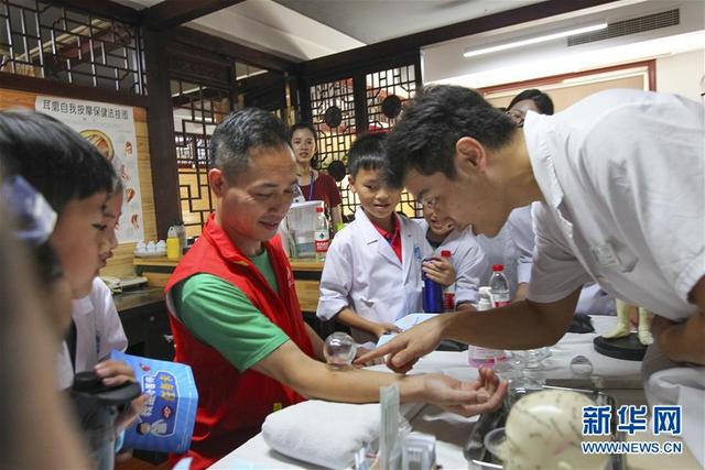 浙江溫州：小學生進醫院 體驗一日“小醫師”