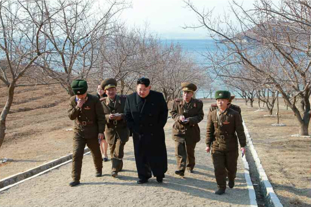 金正恩視察信島防禦連 贈望遠鏡和自動步槍