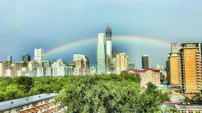 彩虹當空照 雷雨頻繁擾