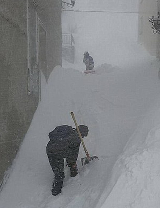 意大利村莊一天內降雪超2米 居民鏟雪開路