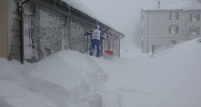 意大利村莊一天內降雪超2米 居民鏟雪開路