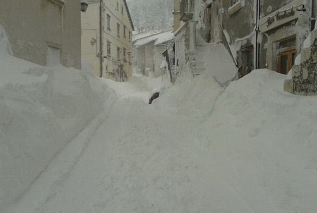 意大利村莊一天內降雪超2米 居民鏟雪開路