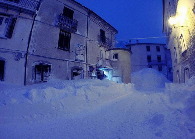 意大利村莊一天內降雪超2米 居民鏟雪開路