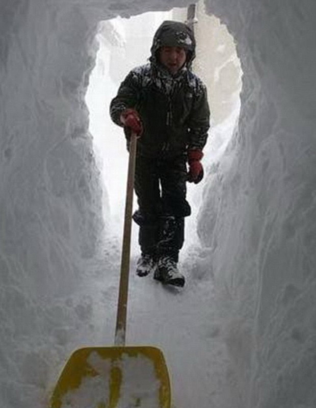 意大利村莊一天內降雪超2米 居民鏟雪開路