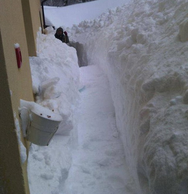 意大利村莊一天內降雪超2米 居民鏟雪開路