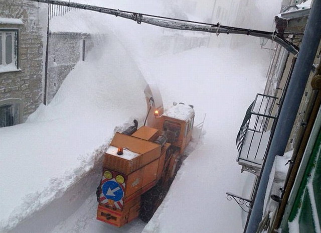 意大利村莊一天內降雪超2米 居民鏟雪開路