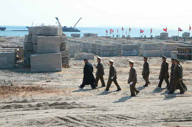 金正恩視察朝鮮漁業基地建設現場並指導工作