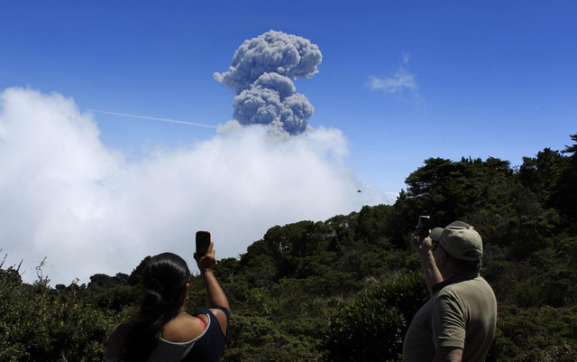 哥斯達黎加圖裏亞爾瓦火山噴發 火山灰噴至千米高空