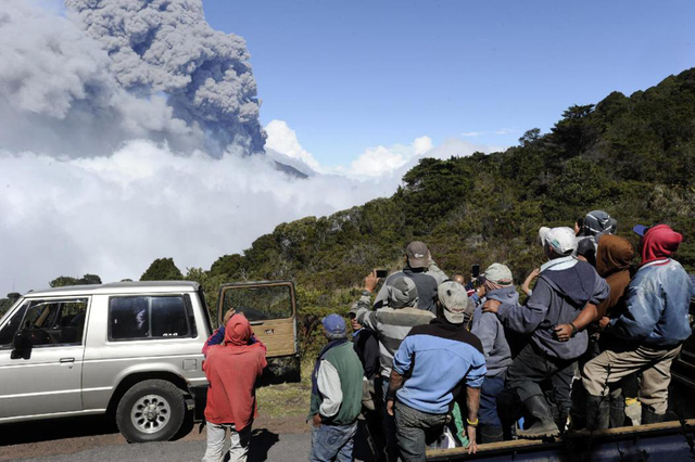 哥斯達黎加圖裏亞爾瓦火山噴發 火山灰噴至千米高空