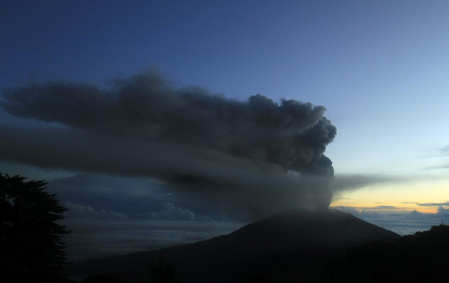 哥斯達黎加圖裏亞爾瓦火山噴發 火山灰噴至千米高空