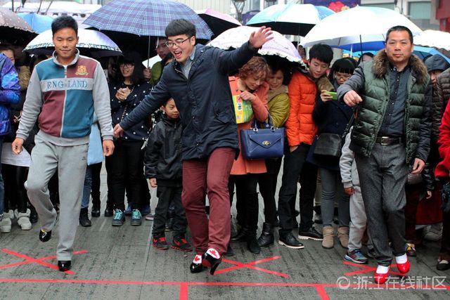 猛男穿高跟鞋賽跑 千姿百態