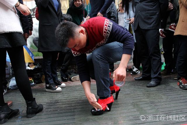 猛男穿高跟鞋賽跑 千姿百態