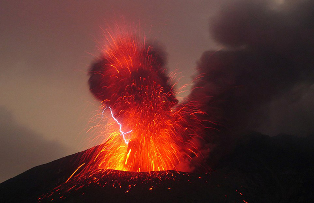 日本櫻島火山噴發 濃煙滾滾電閃雷鳴如臨"地獄"