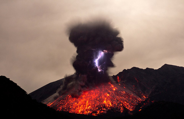 日本櫻島火山噴發 濃煙滾滾電閃雷鳴如臨"地獄"