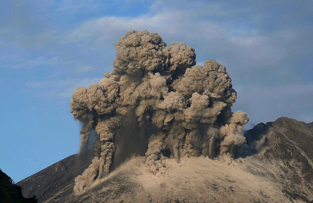 日本櫻島火山噴發 濃煙滾滾電閃雷鳴如臨"地獄"