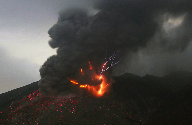 日本櫻島火山噴發 濃煙滾滾電閃雷鳴如臨"地獄"