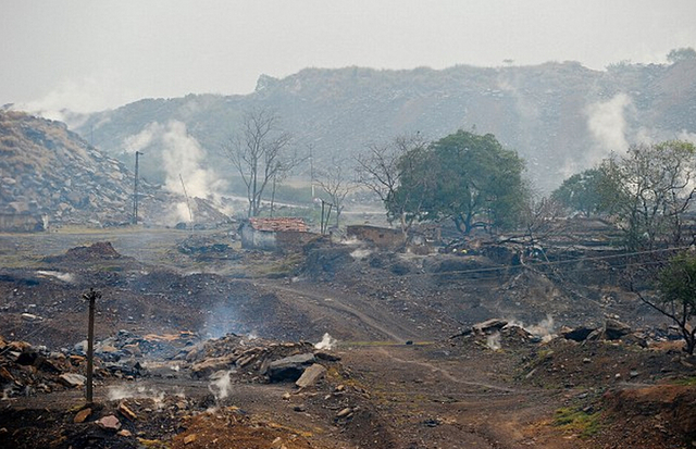 印度小城地下煤火燃燒99年 毒氣煙塵肆虐如地獄