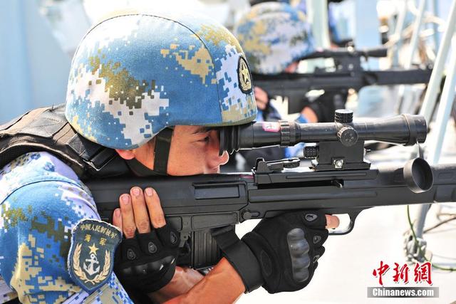 中國海軍第十九批護航編隊特戰隊員海上實彈射擊