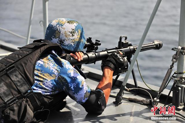 中國海軍第十九批護航編隊特戰隊員海上實彈射擊