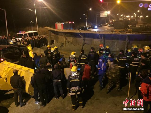 哈爾濱一裝載沙子貨車側翻砸扁轎車致5人死